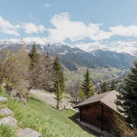 Avec Vue Sur Les Montagnes Daire *