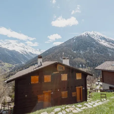 Avec Vue Sur Les Montagnes *